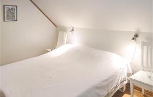 uma cama branca num quarto branco com um candeeiro em Nice Home In Trans With 3 Bedrooms, Sauna And Wifi em Tranas