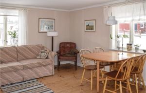 ビンメルビューにあるStunning Home In Vimmerby With Kitchenのリビングルーム(ソファ、テーブル付)