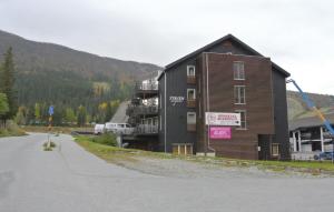 Cozy Apartment In Hemsedal With House A Mountain View في هيمسيدال: مبنى على جانب الطريق