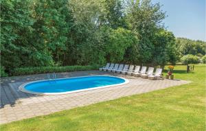 a swimming pool with chairs and a table at Vakantiewoning 11 in Simpelveld