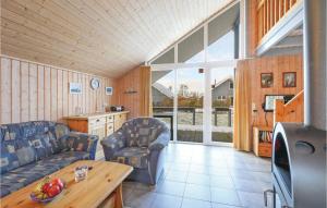 Awesome home in Rechlin with 2 Bedrooms, Sauna and WiFiにあるシーティングエリア