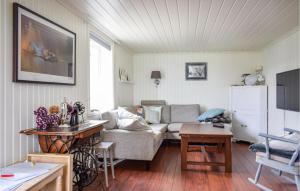 uma sala de estar com um sofá e uma mesa em Cozy Home In Ballangen With Wifi em Ballangen