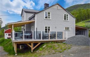 ein Haus mit einer Terrasse mit einem Tisch und Stühlen in der Unterkunft Cozy Home In Ballangen With Wifi in Ballangen