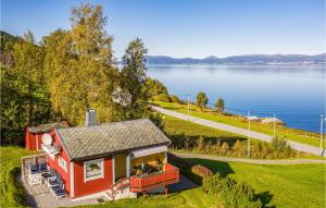 z góry widok na czerwony domek nad brzegiem jeziora w obiekcie Awesome Home In Vgstranda With House Sea View w mieście Reistad