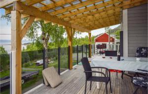 eine Terrasse mit Tisch und Stühlen auf einem Deck in der Unterkunft Cozy Home In Ballangen With Wifi in Ballangen