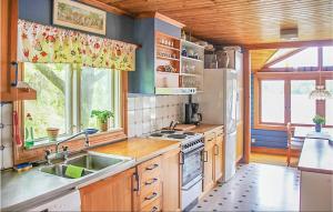 Majoituspaikan Awesome Home In Landvetter With Kitchen keittiö tai keittotila