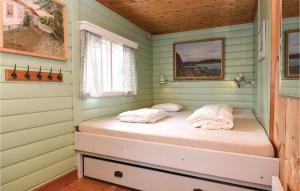 Rúm í herbergi á Stunning Home In Landvetter With 2 Bedrooms, Sauna And Wifi