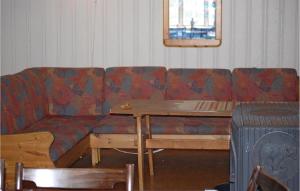 a living room with a couch and a table at Holiday Home Tysse Eikedal in Kleivi