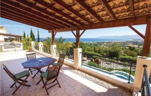 d'une terrasse avec une table et des chaises et une vue sur l'océan. dans l'établissement Gorgeous Home In Neo Chorio With Wifi, à Neo Chorio