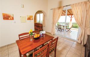une salle à manger avec une table en bois et une salle à manger avec une terrasse dans l'établissement Gorgeous Home In Neo Chorio With Wifi, à Neo Chorio