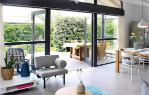 Una sala de estar con una mesa y un comedor. en Das Sommerhus 68, en Noordwijk
