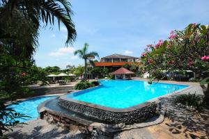 Kolam renang di atau dekat dengan Patra Semarang Hotel & Convention