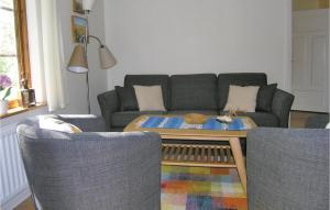 Posezení v ubytování Three-Bedroom Holiday Home In Annerstad