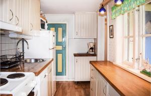 Stunning Home In Hyltebruk With Kitchen tesisinde mutfak veya mini mutfak