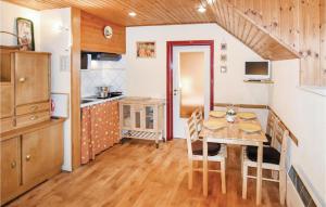 Una cocina y un comedor con mesa y sillas. en La Mignonne, en Libomont 22 fotos más