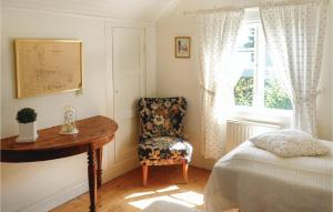 1 dormitorio con escritorio y silla junto a la cama en Beautiful Home In Jnkping With 1 Bedrooms, en Jönköping