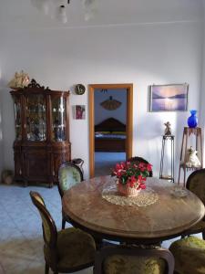 un comedor con mesa y sillas y un dormitorio en DIMORA LETIZIA -APARTMENT en Procida