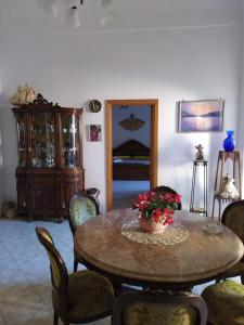 jadalnia ze stołem i krzesłami oraz sypialnia w obiekcie DIMORA LETIZIA -APARTMENT w mieście Procida +3 zdjęcia