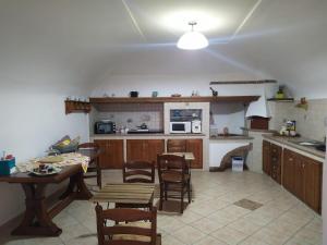 Kuchyňa alebo kuchynka v ubytovaní DIMORA LETIZIA -APARTMENT