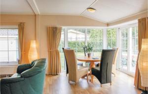 een woonkamer met een tafel en stoelen bij Vlinder Oase in Rheezerveen