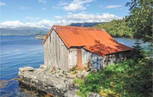 Afbeelding uit fotogalerij van Nice Home In Stadlandet With House A Mountain View in Hundsnes