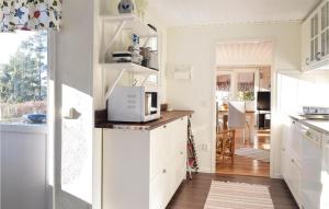 Imagen de la galería de Beautiful Home In Lrbro With Kitchen, en Valleviken