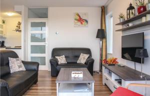 - un salon avec un canapé et une télévision dans l'établissement Amazing Home In Vlagtwedde With House Sea View, à Vlagtwedde