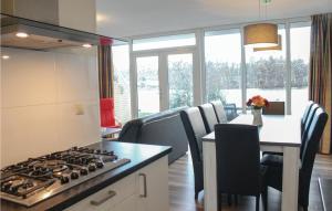 Galería fotográfica de Amazing Home In Vlagtwedde With House Sea View en Vlagtwedde