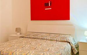 1 dormitorio con 1 cama y una pintura roja en la pared en Pet Friendly Home In Brancaleone With House Sea View, en Brancaleone Marina