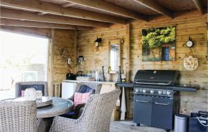 een keuken met een tafel en een fornuis in een huisje bij Hoeve Alegria in Hoogwoud