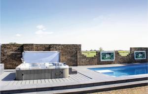 bañera de hidromasaje en una terraza junto a la piscina en Hoeve Alegria en Hoogwoud