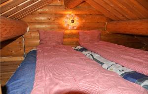 Tempat tidur dalam kamar di 2 Bedroom Beautiful Home In Sunne
