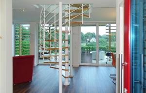salon z spiralnymi schodami i dużymi oknami w obiekcie Haus 4 w mieście Wendorf