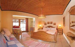 ドルフガシュタインにあるStunning Apartment In Dorfgastein With 2 Bedrooms And Internetのベッドルーム1室(大型木製ベッド1台付)