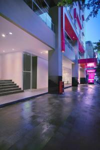 een leeg gebouw met trappen en verlichting bij favehotel Melawai in Jakarta