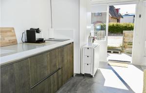 eine Küche mit einer Theke und einem Fenster in der Unterkunft Windwijser in Bergen aan Zee + 9 Fotos