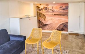 ein Wohnzimmer mit zwei Stühlen und einer Couch in der Unterkunft Windwijser in Bergen aan Zee