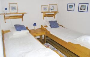 2 letti singoli in una camera con 2 tavoli di Stunning Home In Hestra With Sauna a Hestra