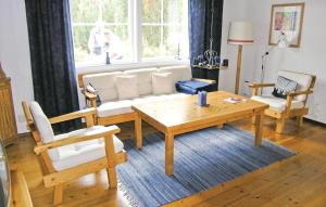 un soggiorno con divano, tavolo e sedie di Stunning Home In Hestra With Sauna a Hestra