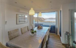 - une salle à manger avec une table et une vue sur l'océan dans l'établissement mland Hyttefelt, à Korshamn