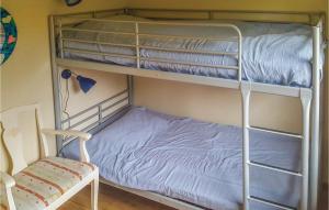 スカーノル・メッド・ファルステルボにあるAmazing Home In Falsterbo With 4 Bedroomsの二段ベッド2組(椅子付)が備わる客室です。