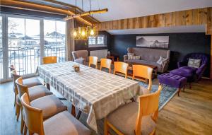 comedor con mesa y sillas en Stunning Apartment In Wagrain With Wifi en Wagrain