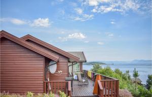 NedstrandにあるStunning Home In Nedstrand With 5 Bedrooms, Sauna And Wifiの水辺の景色を望むデッキ付きの家