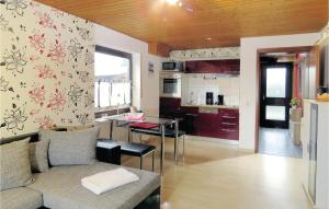 WersauにあるLovely Apartment In Brensbach Ot Wersau With Kitchenetteのリビングルーム、キッチン(ソファ、テーブル付)
