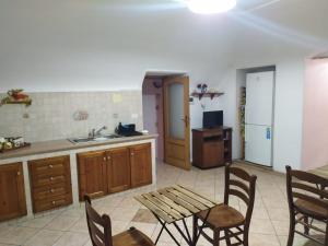Kuchyňa alebo kuchynka v ubytovaní DIMORA LETIZIA -APARTMENT