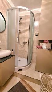 un baño con ducha y lavabo en Apartman Ivan Šibenik - Brodarica, en Brodarica 34 fotos más