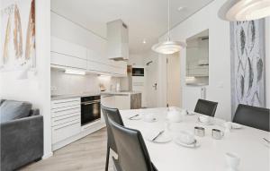 een keuken en eetkamer met een witte tafel en stoelen bij Amazing Apartment In Lbeck Travemnde With House Sea View in Travemünde