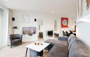 トラフェミュンデにあるStunning Apartment In Lbeck Travemnde With 3 Bedrooms, Sauna And Wifiのリビングルーム(ソファ、テーブル付)