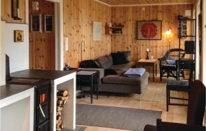 uma sala de estar com um sofá e uma mesa em Amazing Home In Seim With House Sea View em Seim