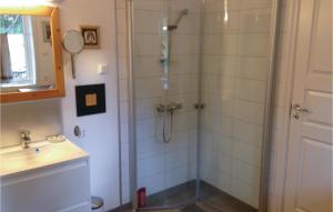 La salle de bains est pourvue d'une douche et d'un lavabo. dans l'établissement Amazing Home In Seim With House Sea View, à Seim